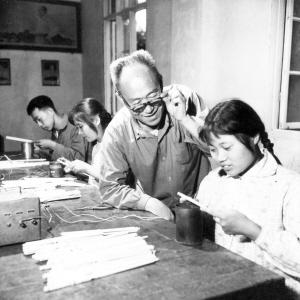 　上世纪50年代，老艺人王世英指导工人烙制筷子(资料图片)
