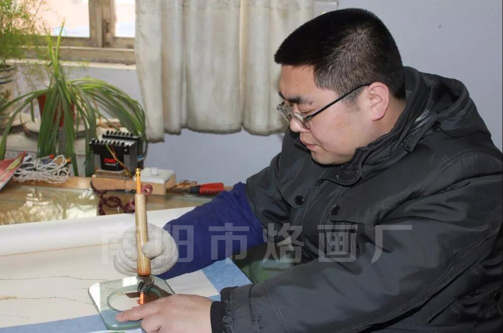 烙画大师王白伟-南阳市工艺美术协会理事