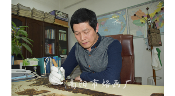 烙画大师李哲-南阳市烙画厂厂长