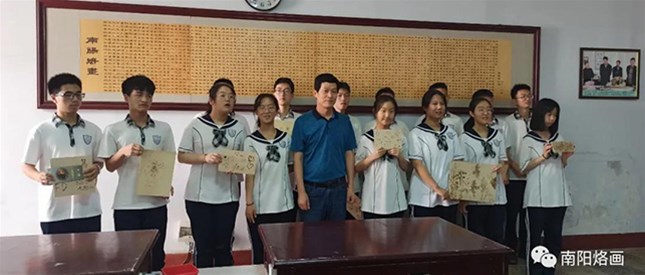南阳市一中综合实践团队走进南阳市烙画厂体验国家级非遗的无限魅力