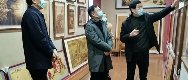 南阳市工信局领导到南阳市烙画厂调研慰问