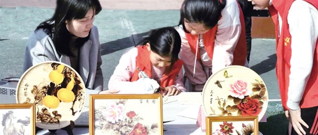 小记者讲南阳烙画