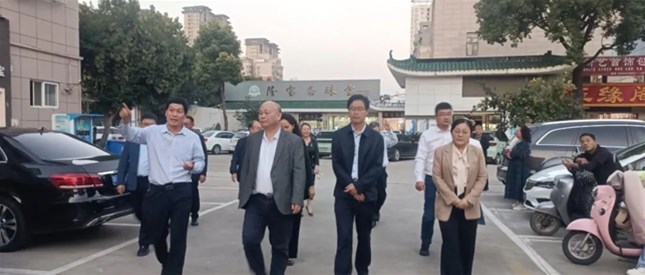 中国民协邱运华书记一行到南阳市烙画厂考察