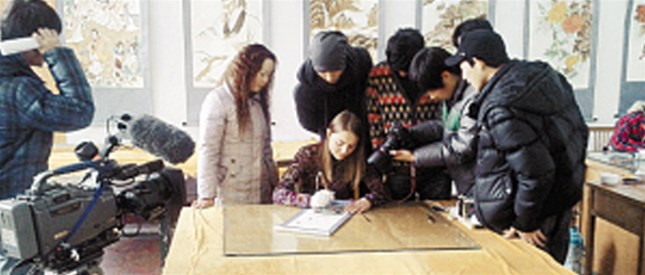 中央电视台《快乐汉语》走进南阳市烙画厂