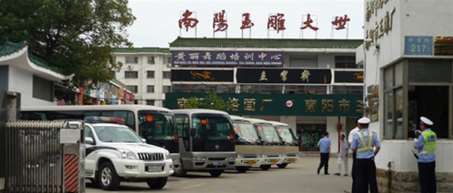 中国国民党革命委员会第十一届中央常务委员会第十九次会议的委员们莅临南阳市烙画厂参观 