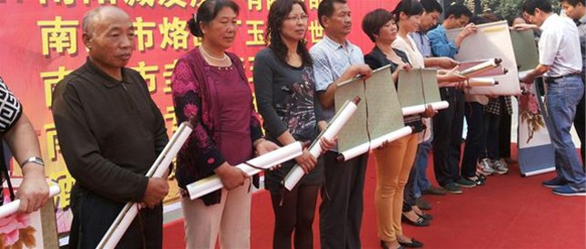南阳爱心企业重阳节前慰问“中国好人”