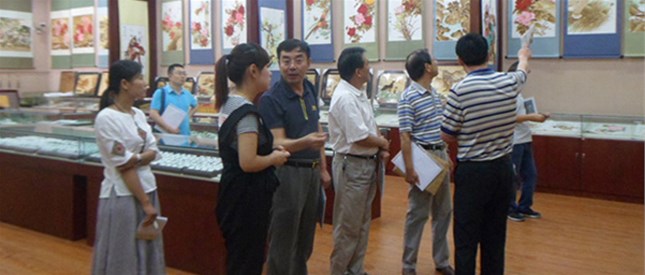 中国青年政治学院文化传统调研组一行来南阳市烙 画厂进行专题调研